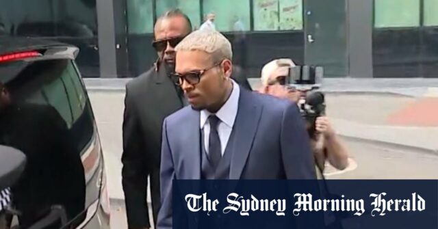 Chris Brown aparece no tribunal do Reino Unido

