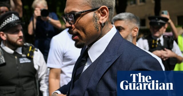 Chris Brown não faz um apelo de culpa sobre o suposto ataque de garrafa no London Club

