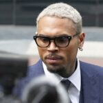 Chris Brown se declara inocente no caso de agressão da boate de Londres, uma vez que o Tribunal do Reino Unido estabelece a data do julgamento