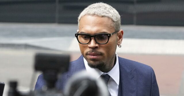 Chris Brown se declara inocente no caso de agressão da boate de Londres, uma vez que o Tribunal do Reino Unido estabelece a data do julgamento

