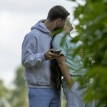 Chris Hughes lutou para dar as mãos da nova namorada JoJo Siwa, quando ele a apresentou aos pais depois de ir para sua casa em Cotswolds