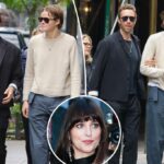Chris Martin sai com o filho de Moses para o dia dos pais após o intervalo de Dakota Johnson
