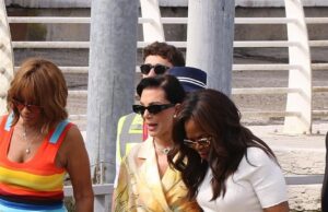 Ciao Veneza! Os convidados de Jeff Bezos e Lauren Sanchez se despediram da cidade italiana na manhã após a última festa na extravagância de 72 horas de casamento Oprah Winfrey e Kris Jenner lideraram as partidas repletas de estrelas de Veneza na manhã de domingo, após a última festa na noite de sábado por Jeff Bezos e a extravagância de casamento de três dias de Lauren Sanchez