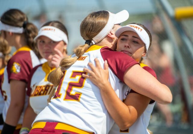 O time de Salinas High Softball comemora 4-1 contra o Liberty High em Salinas, Califórnia, no sábado, 7 de junho de 2025 (Doug Duran/Bay Area News Group) depois de vencer seu jogo de softbol do Campeonato CIF Norcal Division II.