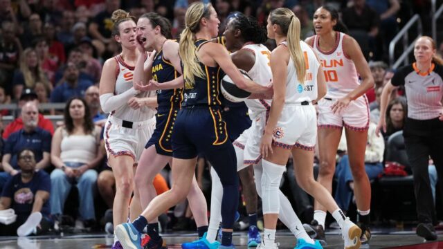 Clark, Fever in Vie para a xícara depois de brigas Mar Win

