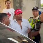 Coletor de dívida de ação viral puxando um carro na estação Whoosh, levou à extorsão da vítima