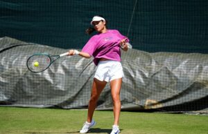 Combinação perfeita de Wimbledon! Emma Raducanu emula Carlos Alcaraz em um equipamento de treinamento roxo depois que ela finalmente respondeu aos rumores de romance deles Emma Raducanu foi vista usando um top de treinamento roxo semelhante ao de Carlos Alcaraz