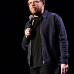 Rob Beckett pediu desculpas aos fãs depois de ser forçado a cancelar seu próximo show de stand-up na Escócia nesta semana, devido a problemas de saúde (na foto no ano passado)