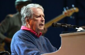 Como Brian Wilson morreu? A causa da morte da lenda do Beach Boys surgiu Al Jardine fala no palco durante a estréia mundial do documentário da Disney+ "Boy Boys." (Foto via getty)