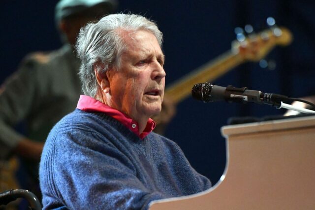 Al Jardine fala no palco durante a estréia mundial do documentário da Disney+ "Boy Boys." (Foto via getty)