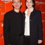 Então: o fundador da Amazon, Jeff Bezos (imagem, à esquerda) com sua ex-esposa Mackenzie (foto, à direita) 2004, 10 anos depois de fundar a Amazon. O casal completou seu divórcio em 2019