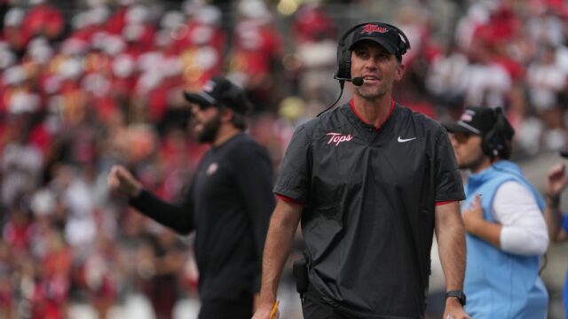 "Como John Wayne": para ter sucesso no oeste do Kentucky, Tyson Helton está procurando armas de fogo

