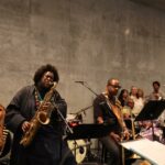 Como Kamasi Washington e 100 músicos encheram o novo edifício vazio de lacma com uma obra de arte sônica
