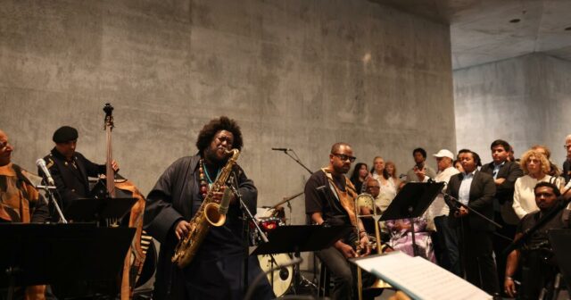 Como Kamasi Washington e 100 músicos encheram o novo edifício vazio de lacma com uma obra de arte sônica

