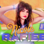 Nicole Rafiee Collage cercada por fones de ouvido, óculos e telefone