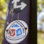 Um grupo acompanha uma seção do East Bay Skyline Trail no Tilden Regional Park (Aric Crabb/Bay Area News) na quinta -feira, 12 de junho de 2025 em Berkeley, Califórnia