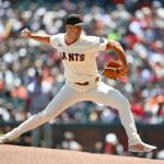 O início do arremessador Ray Robbie (38) lança contra o Cleveland Guardians na terça -feira, 17 de junho de 2025, no quarto turno em Oracle Park, em São Francisco, Califórnia. (NHAT V. Meyer/Bay Area News Group)