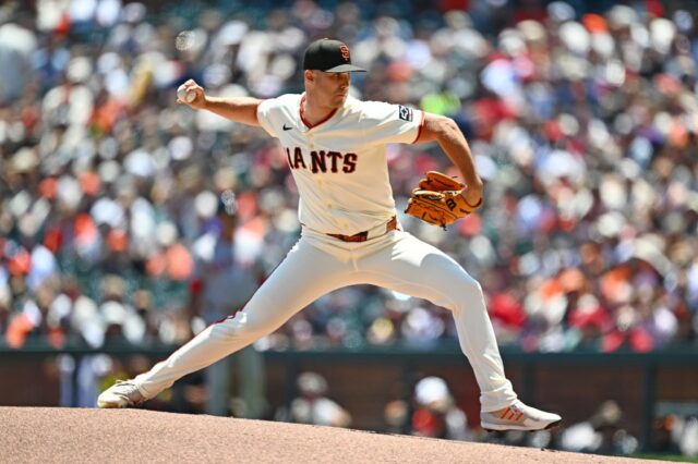 O início do arremessador Ray Robbie (38) lança contra o Cleveland Guardians na terça -feira, 17 de junho de 2025, no quarto turno em Oracle Park, em São Francisco, Califórnia. (NHAT V. Meyer/Bay Area News Group)