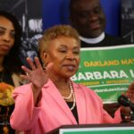 O candidato a prefeito de Oakland, Jerry Brown, interage no sábado, 11 de abril de 1998, com os moradores da Igreja Luterana Evangélica da Trindade evangélica em Oakland. Brown passou o dia conversando e ouvindo pequenos grupos da população eleitoral perto de Oakland. (Arquivos do Grupo de Notícias da Luck/Bay Area Kendra/Bay)