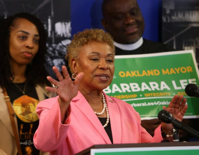 O candidato a prefeito de Oakland, Jerry Brown, interage no sábado, 11 de abril de 1998, com os moradores da Igreja Luterana Evangélica da Trindade evangélica em Oakland. Brown passou o dia conversando e ouvindo pequenos grupos da população eleitoral perto de Oakland. (Arquivos do Grupo de Notícias da Luck/Bay Area Kendra/Bay)