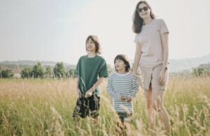 Confortável e elegante, olhe para o estilo de celebridades de mães e crianças mais compactas enquanto de férias Confortável e elegante, olhe para o estilo de celebridades de mães e crianças mais compactas enquanto de férias