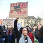 Pessoas se reuniram fora da prefeitura de Hackney 2022 para protestar contra o evento