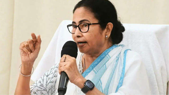 Conhecido e profundamente surpreso: Mamata em uma queda de avião em um aeroporto de Ahmedabad

