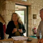 Consultores de pub, Sue e Rachel Hawkins (imagem à esquerda) enfrentaram críticas dos fãs de Clarkson nesta semana depois de deixar o pub apenas 48 horas depois de abrir oficialmente