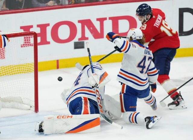 Construa e desperdiçam uma vantagem de 3 gols contra o Construa e desperdiçam uma vantagem de 3 gols contra o Oilers no jogo 4 das finales da Stanley Cup