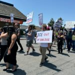 Cerca de 50 pessoas se reuniram no sul de San Jose na tarde de sexta -feira para protestar contra a imigração e o aumento da prisão da aplicação personalizada na região na semana passada. (CAELYN PENER/BAY Area News Group)