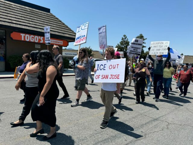 Cerca de 50 pessoas se reuniram no sul de San Jose na tarde de sexta -feira para protestar contra a imigração e o aumento da prisão da aplicação personalizada na região na semana passada. (CAELYN PENER/BAY Area News Group)