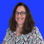 Janet Parker, 55 anos, educada pela Universidade de Cambridge, caiu com seu chefe depois de orar por licença para cuidar de sua filha recentemente adotada