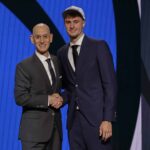 Cooper Flagg, à direita, 25 de junho de 2025 quarta -feira na primeira rodada do draft de basquete da NBA em Nova York, foi escolhido pela primeira vez por Dallas Mavericks e posa para uma foto com o comissário da NBA, Adam Silver.