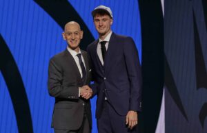 Cooper Flagg foi selecionado por Mawaricks como número 1 no NBA Draft 2025 Cooper Flagg, à direita, 25 de junho de 2025 quarta -feira na primeira rodada do draft de basquete da NBA em Nova York, foi escolhido pela primeira vez por Dallas Mavericks e posa para uma foto com o comissário da NBA, Adam Silver.