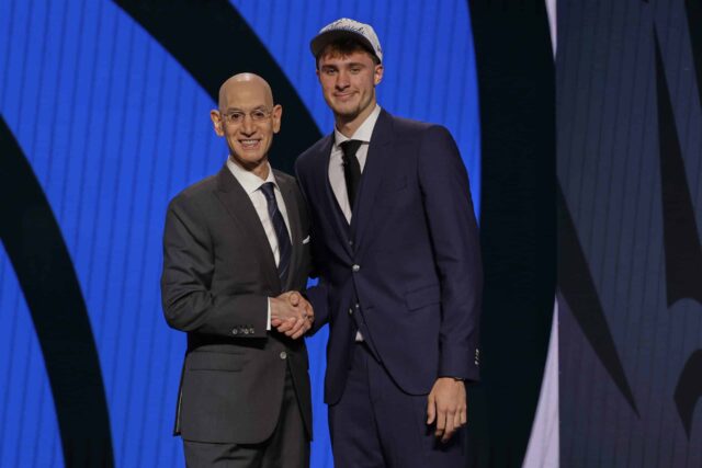 Cooper Flagg, à direita, 25 de junho de 2025 quarta -feira na primeira rodada do draft de basquete da NBA em Nova York, foi escolhido pela primeira vez por Dallas Mavericks e posa para uma foto com o comissário da NBA, Adam Silver.