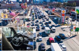 Crescer o calor do verão aumenta o risco de mortes das crianças em carros quentes Vista do grande vôo de trânsito na entrada do túnel da Holanda em Jersey City, Nova Jersey.