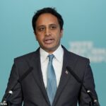 O ex -banqueiro repentinamente voltou para sua decisão de sair da noite passada e retornou às reformas para liderar seus planos de reduzir os gastos públicos.