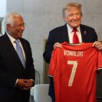 Cristiano Ronaldo escreveu uma mensagem pessoal sobre Donald Trump em uma camisa assinada