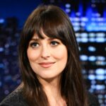 Dakota Johnson é assada por usar 'The Wrong Trake' em Jimmy Fallon: 'Meus olhos estão aqui em cima'