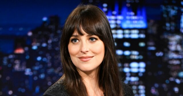 Dakota Johnson é assada por usar 'The Wrong Trake' em Jimmy Fallon: 'Meus olhos estão aqui em cima'

