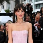 Dakota Johnson sopra Chris Martin no concerto italiano