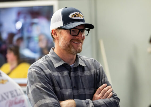 Dale Earnhardt Jr., enquanto eu estava me preparando para a saída da NASCAR em Maier Lime Rock, Crystal deixou uma decisão clara sobre motoristas de turnê de carro


