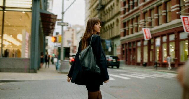 Dakota Johnson como Lucy, um casado, em 