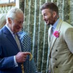 David Beckham usando um David Austin Roses 'King's Rose' falando com o rei Charles no RHS Chelsea Flower Show - 20 de maio de 2025