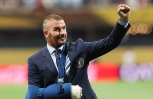 David Beckham foi retratado pela primeira vez no elenco de gesso desde que fez uma cirurgia após o hospital com dor “insuportável” David Beckham foi retratado com um elenco de gesso antes de Inter Miami vs PSG no domingo