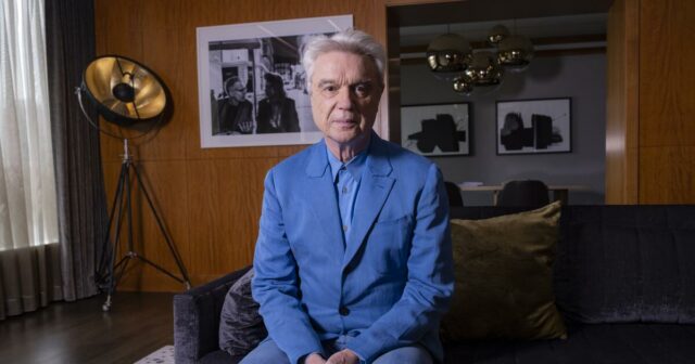 David Byrne anuncia a World Tour e seu longo álbum solo 'Who Is the Sky?'

