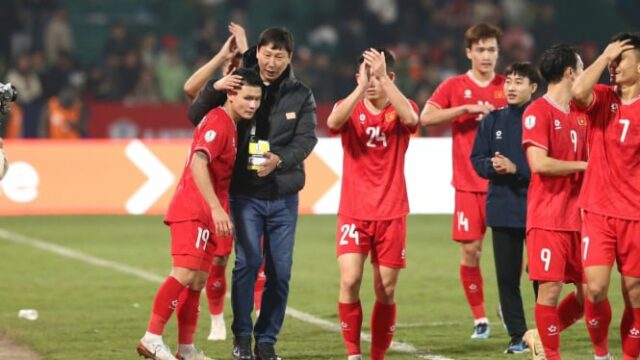 De repente, ele se tornou um frango vegetal, o Vietnã foi convidado a copiar as equipes nacionais da Indonésia e da Malásia.

