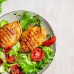 Delicioso jantar para domingo. Demos uma receita, você cozinha. Frango suculento de uma panela