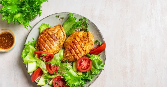 Delicioso jantar para domingo. Demos uma receita, você cozinha. Frango suculento de uma panela

