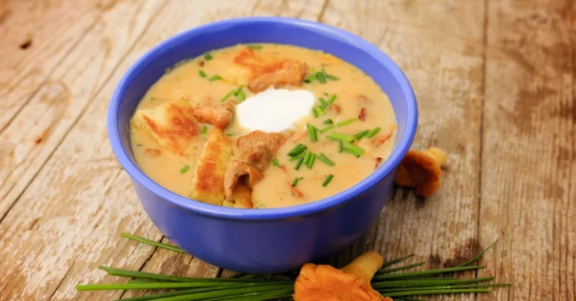 Delicioso jantar para quinta -feira. Demos uma receita, você cozinha. Sopa de kurkowa com inserção

